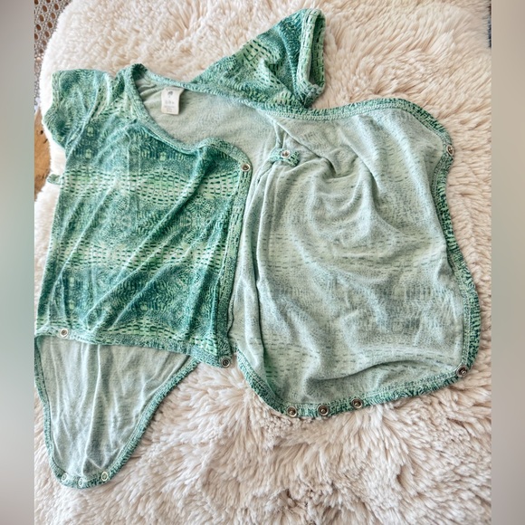 Kate Quinn Bamboo Short Sleeve Green Reptile Print Wrap Snap Onesie 12-18mos - Picture 6 of 8